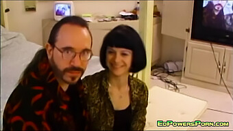 Ed Powers Och Nona Mejone I Klassisk Retro Bakifrån