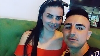 Aventura Selvagem De Uma Mulher Casada Com Um Garanhão Perfurado Em Um Motel Com Uma Banheira De Hidromassagem