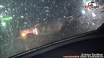 Mamada De Coche En Pov Y Trago Público En El Estacionamiento De Mcdonald'S