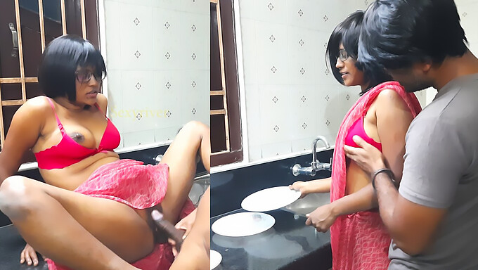 Tante Desi Ketahuan Selingkuh Di Dapur - Video Seks Hd India