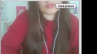 La Ragazza Polacca Della Webcam Gioca Con Le Pinze Ai Capezzoli Durante La Chat