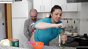 Un Couple Amateur Profite De Sexe Dans La Cuisine Dans Une Vidéo Maison